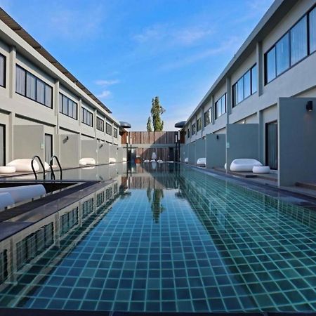 S Ratchada Leisure Hotel - Sha Plus Bangkok Eksteriør billede The swimming pool at the hotel