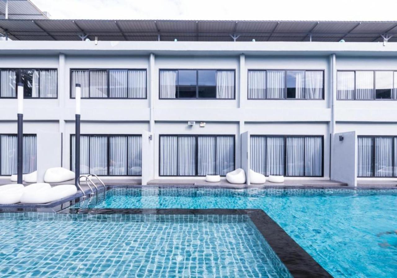 S Ratchada Leisure Hotel - Sha Plus Bangkok Eksteriør billede The swimming pool at the hotel