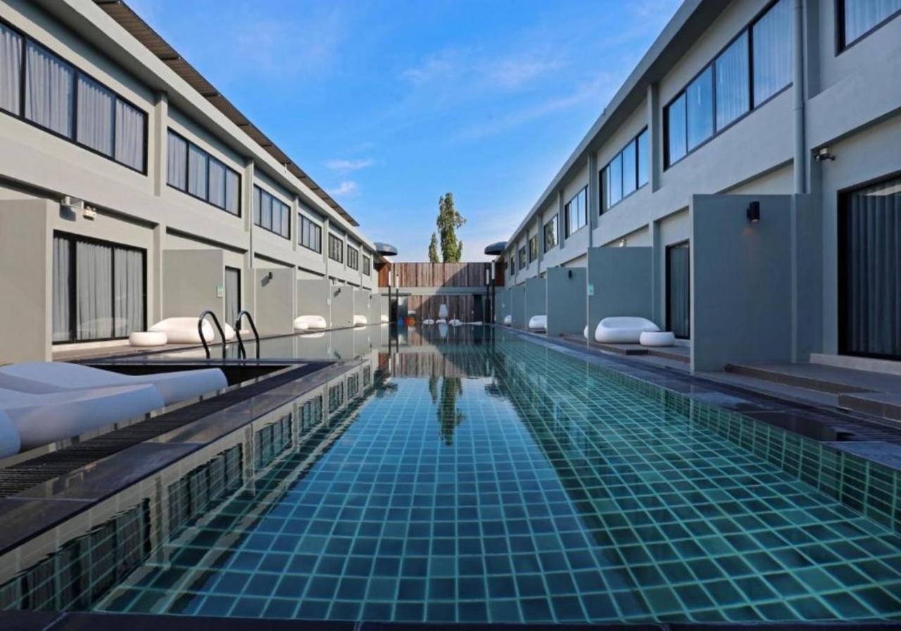 S Ratchada Leisure Hotel - Sha Plus Bangkok Eksteriør billede The swimming pool at the hotel
