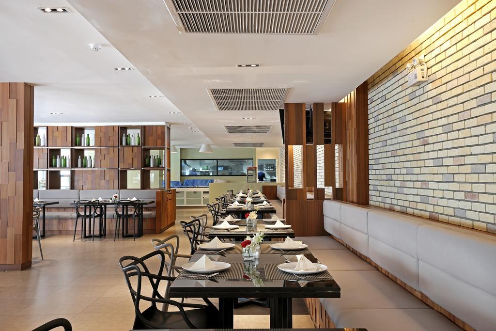 S Ratchada Leisure Hotel - Sha Plus Bangkok Eksteriør billede The interior of the restaurant