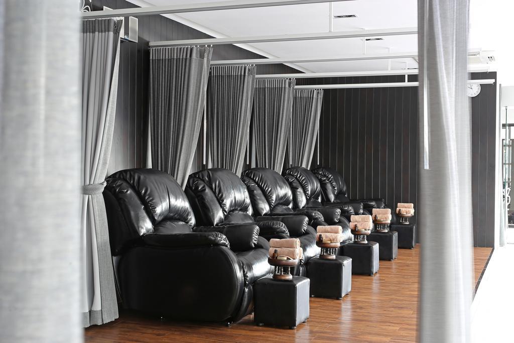 S Ratchada Leisure Hotel - Sha Plus Bangkok Eksteriør billede A foot massage parlor in Taiwan