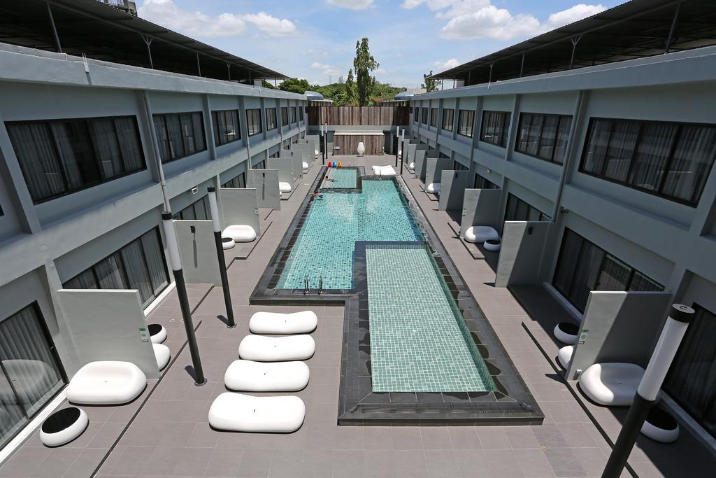 S Ratchada Leisure Hotel - Sha Plus Bangkok Eksteriør billede The hotel's pool