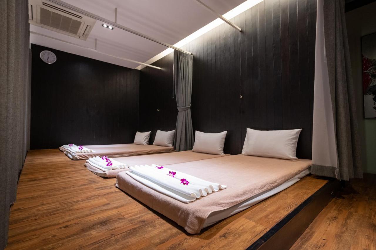S Ratchada Leisure Hotel - Sha Plus Bangkok Eksteriør billede Thai massage room