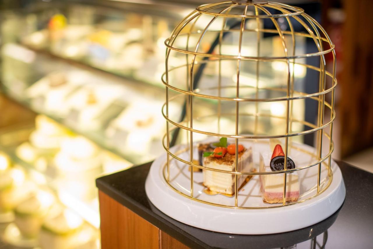 S Ratchada Leisure Hotel - Sha Plus Bangkok Eksteriør billede A birdcage cake stand