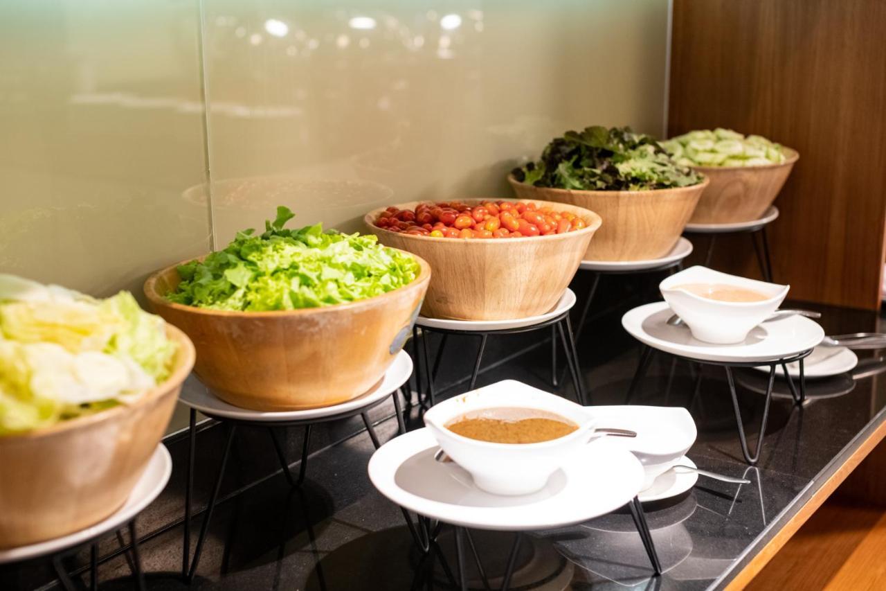 S Ratchada Leisure Hotel - Sha Plus Bangkok Eksteriør billede A salad bar