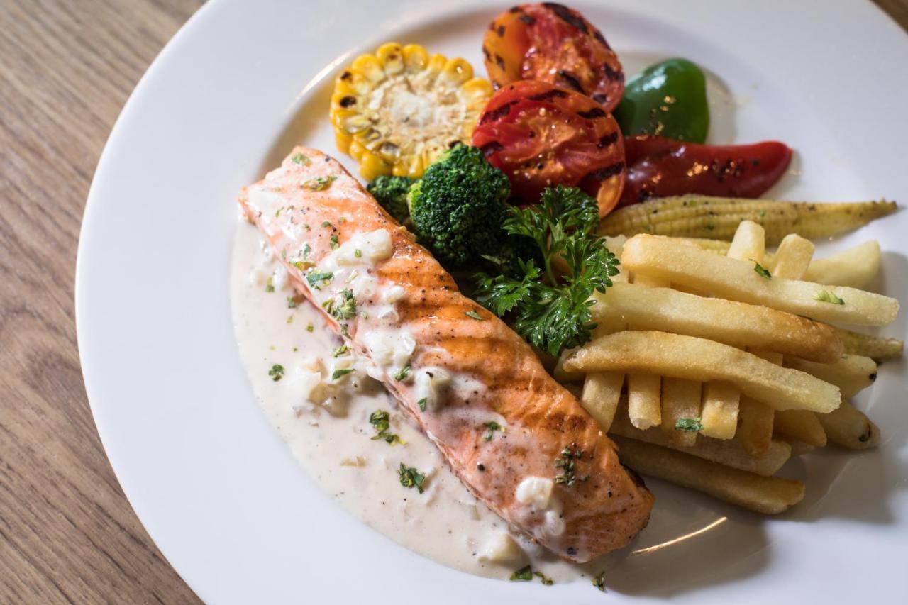 S Ratchada Leisure Hotel - Sha Plus Bangkok Eksteriør billede Salmon steak