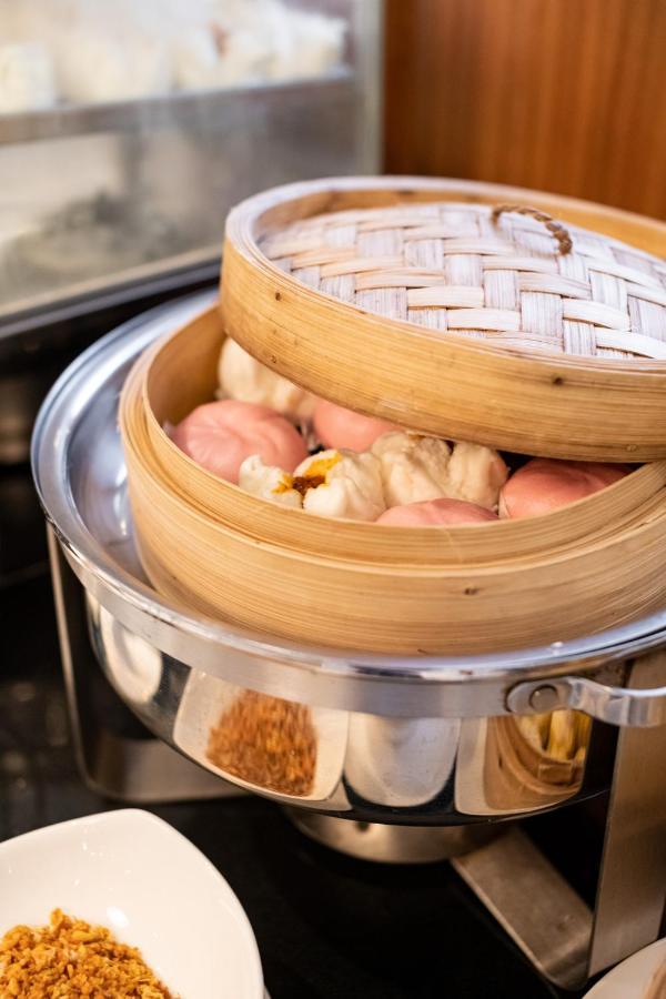 S Ratchada Leisure Hotel - Sha Plus Bangkok Eksteriør billede A steamer
