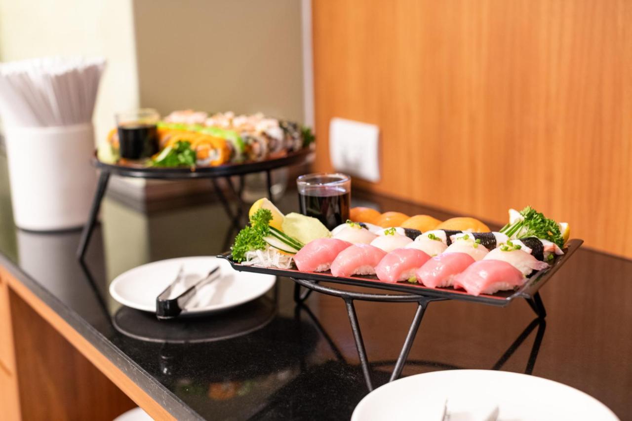 S Ratchada Leisure Hotel - Sha Plus Bangkok Eksteriør billede Sushi at a buffet