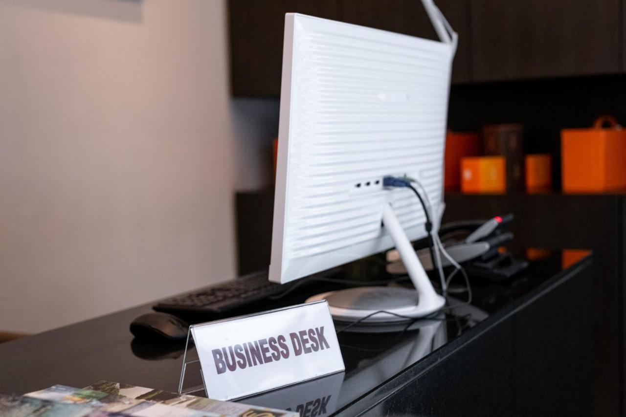 S Ratchada Leisure Hotel - Sha Plus Bangkok Eksteriør billede A business desk at a hotel